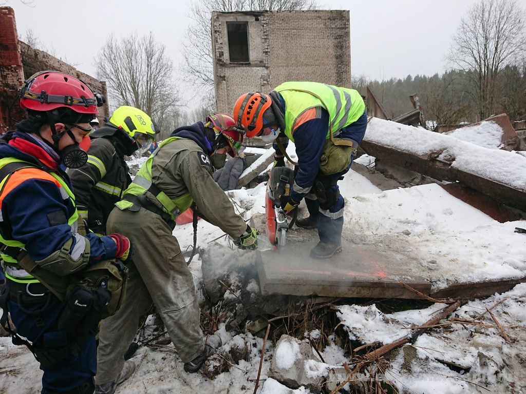 Чс это обстановка. Добровольные спасатели. Форма пожарного германии. Апаринки мчс. Добровольные спасатели.